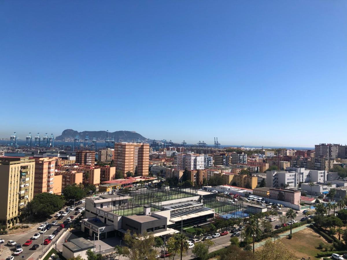 Piso Semicentrico Con Vistas A La Bahia De Algeciras Apartment Luaran gambar